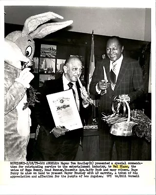 LD307 1979 Original Bill Hormel UPI Photo MAYOR TOM BRADLEY HONORS MEL BLANC • $20