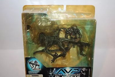 Alien Vs Predator Playsets CELTIC PREDATOR Throws Alien McFarlane Toys NEW 2005 • $29.95