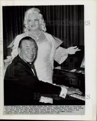 1962 Press Photo Mae West Sings As Harry Richman Plays Piano At Friar's • $19.99