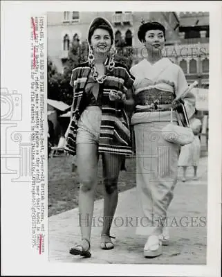 1955 Press Photo Actresses Janette Scott & Kyo Machiko In Venice Italy • £16.99