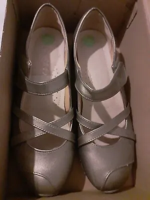 £10 • Buy  Ladies Shoes In Bronze Size 7