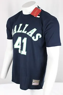 Mitchell & Ness Men's Dirk Nowitzki Dallas Mavericks Hardwood Classics T-Shirt • $16.99