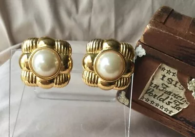 VINTAGE JOAN RIVERS GOLD PLATE FAUX PEARL Cabochon CLIP ON EARRINGS • $0.99