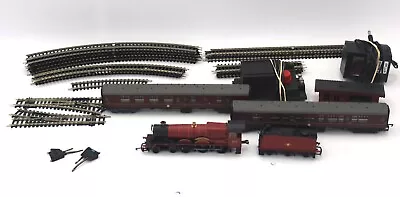 HORNBY Harry Potter Themed Hogwarts Express OO Gauge Model Train Set - W72 • £44