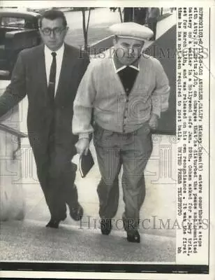 1958 Press Photo Mickey Cohen & Attorney E.I. Gritz Enter Courthouse In CA • $29.88