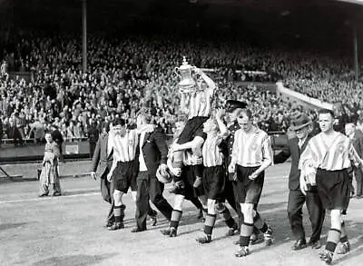 Football Sunderland Captain Raich Carter Displays The FA Cup As He- Old Photo • £5.64