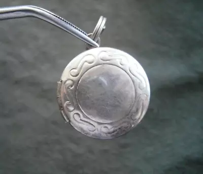 Scroll Design Round Keepsake Locket Vintage Silvertone Pendant  3.6g • $8.50