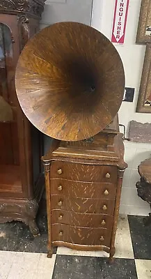 Victor V Oak Phonograph With Spear Tip Horn With Oak Cabinet • $4895