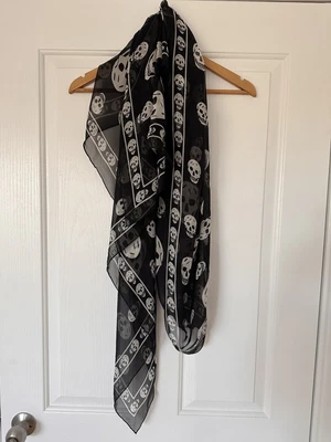 $192 • Buy Alexander McQueen Skull Scarf Silk Black Amd White