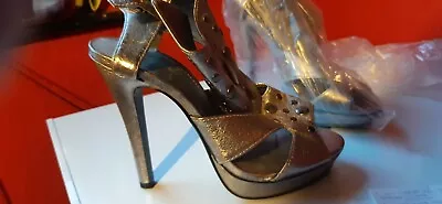 £10 • Buy Internacionale Gold Bronze Heel Shoes Size 5