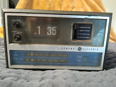 Vintage 1970s GENERAL ELECTRIC Flip Alarm Clock Radio AM/FM MODEL NO. 7-4315 • $17.99