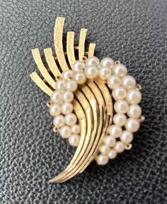 Vintage Crown Trifari Brooch Pin Gold And Faux Pearls • $17