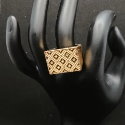 Vince Camuto Gold Tone Pattern Ring • $8.99