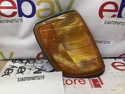 93 Mercedes 300e Passenger Right Turn Signal Lamp 1305233931 86 87 88 89 90 91 • $55.90