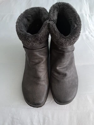 £5 • Buy Grey Pavers Boots