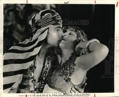 1947 Press Photo Valentino & Vilma Banky In  Son Of The Sheik  - Lrp22128 • $12.99