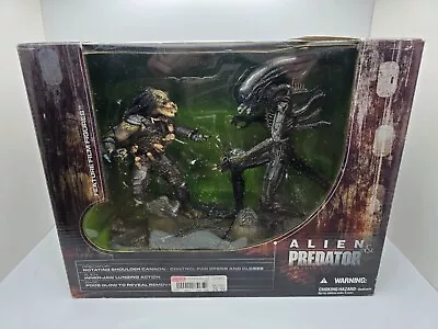 McFarlane Toys Alien And Predator Deluxe Boxed Set Movie Maniacs 5  • $60