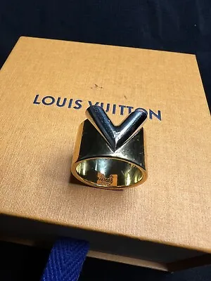 Louis Vuitton Authentic Essential  V Ring • £195