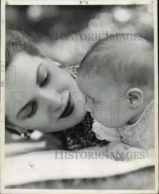 1945 Press Photo Maureen O'Hara With Her Daughter Bronwyn Bridget 1 Year Old • $19.99