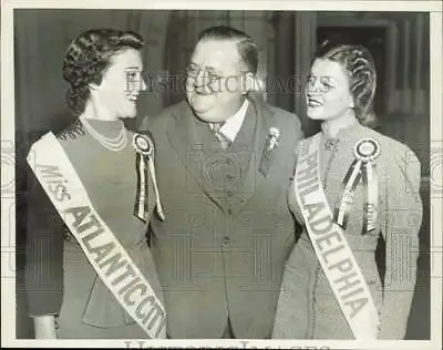 1937 Press Photo John Hollinger With  Miss America  Contestants In Philadelphia • $16.99
