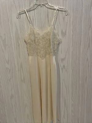 Vintage Vanity Fair Ivory Full Slip/Lingerie Gorgeous Lace Side Zip Size 34 • $23.99