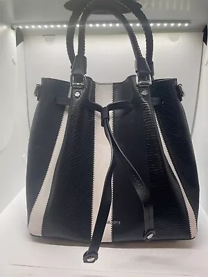 Michael Kors Bucket Bag Medium • $40