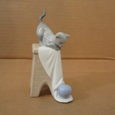 HTF Nao Daisa By Lladro Cat Kitten Playtime Figurine 2007 Yarn Ball Stool 1592 • $99