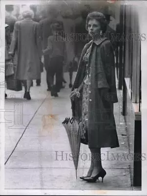 1960 Press Photo Woman With Umbrella Standind And Waiting • $19.99