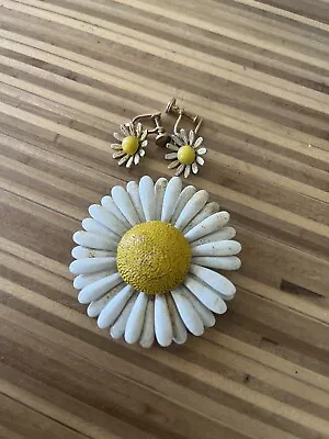 DAISY FLOWER PIN AND Clip On EARRINGS SET Vintage Jewelry • $20