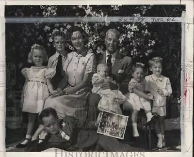 1950 Press Photo Actress Maureen O'Sullivan & Family At Home's Garden In CA • $19.99