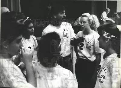 1990 Press Photo Volleyball Coach Buzzy Welch Gives His Team A Few Pointers • $19.99