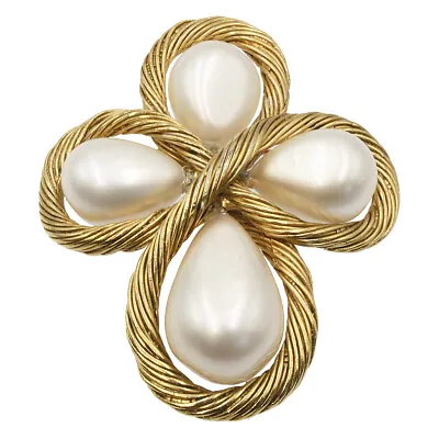 $1190 • Buy CHANEL Gold-tone Faux Pearls 94A Vintage Pin Brooch Women R1296