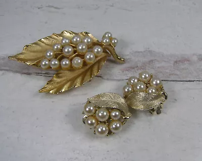 Vintage Lisner Faux Pearl Cluster Gold Tone Leaf Brooch Clip On Earrings • $30