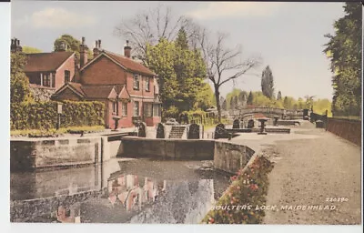 Vintage Colour Postcard Of Boulter's Lock Maidenhead • £1