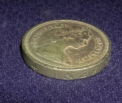 1983 QUEEN ELIZABETH II ONE POUND COIN WITH ERROR Upside Down Writing On Edges • $24.99