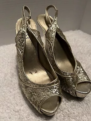 Guess Women’s Stunning Gold  Sparkly Sequin 4 Inch High Heels Size 9M *Flaws* • $9.99