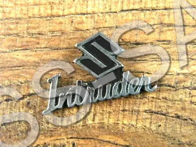 SUZUKI INTRUDER VEST PIN LAPEL HAT ~1-1/4 X 3/4  BADGE KEY MOTORCYCLES CRUISER • $12