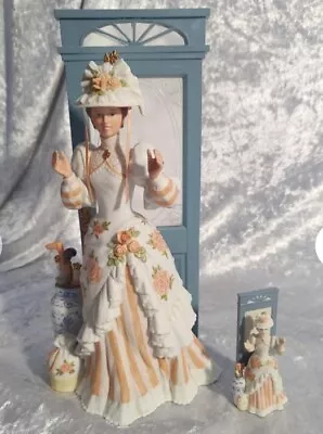 Avon President's Club 1993 Mrs. PFE Albee Award Doll Figurine  Figurine + Small • $13.50