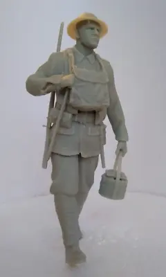 #77-1/16th SCALE-SOLID RESIN-WW1 BRITISH SOLDIER MARCHING W. LEWIS AMMO TIN • £10.99