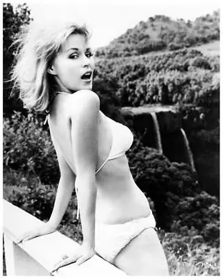 SUZANNA LEIGH Great 8x10 Bikini Still PARADISE HAWAIIAN STYLE -- L804 • $6.95