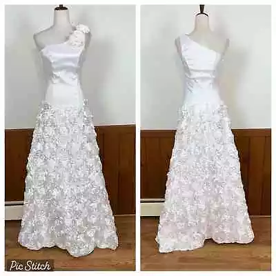 Stunning Va Va Voom One Shoulder Rosette Wedding Gown! • $75