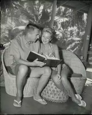 1958 Press Photo Mitzi Gaynor And Husband Jack Bean View Photo Album On Vacation • $19.99