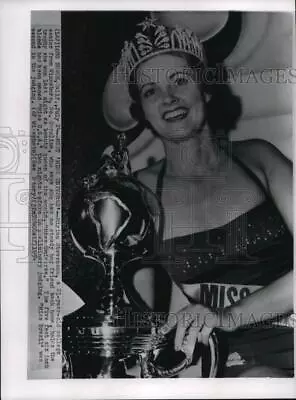 1954 Press Photo Miss Universe Miriam Stevenson Holds Trophy In Long Beach • $19.99