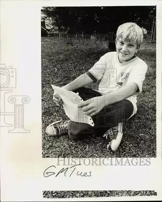 1978 Press Photo Joe Demos Holding Reply From Balloon Finder In Moore Haven • $19.99