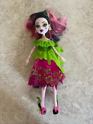 Monster High 11  Doll DRACULAURA DRACULA DAUGHTER SCARY TALES SNOW BITE • $84.95