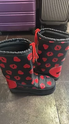 LOVE MOSCHINO Black 39-40 Red KISSES & HEARTS Logo Snow MOON Boots • $220