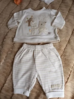 Zip Zapp Beige And White 2 Piece Set Age Newborn • £2