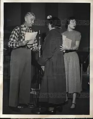 1950 Press Photo Hosts Bill Slater And Vivian Kennedy Prepare Radio Show Guest • $19.99