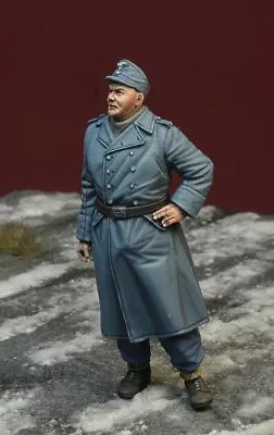 D-Day Miniature 1/35 German Mechanic In Greatcoat • $30.50