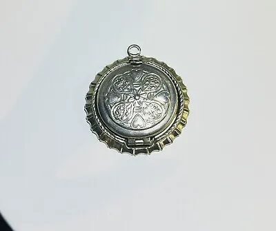 Folding Picture Locket Vintage  • $19